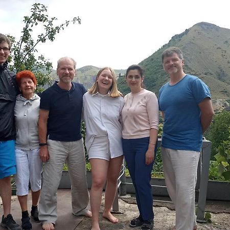 Nnn Guest House Goris Exterior foto